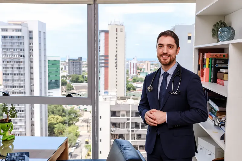 Dr. Valkercyo Feitosa, médico nefrologista, no consultório com vista para Recife