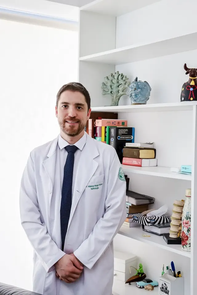 Dr. Valkercyo Feitosa, médico nefrologista, de jaleco no consultório
